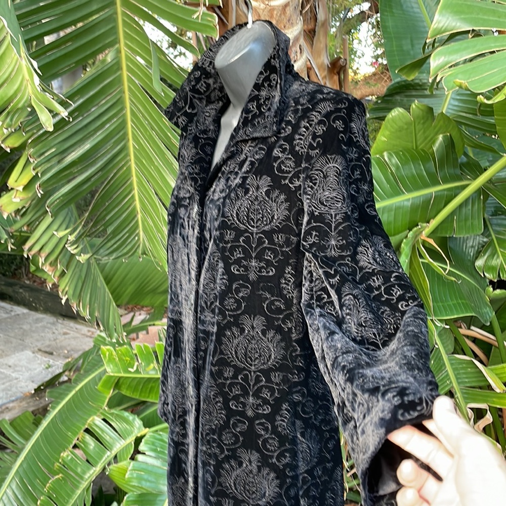 Aris , a burnout, silk velvet tapestry jacket or opera coat with jeweled buttons - Picture 6 of 10
